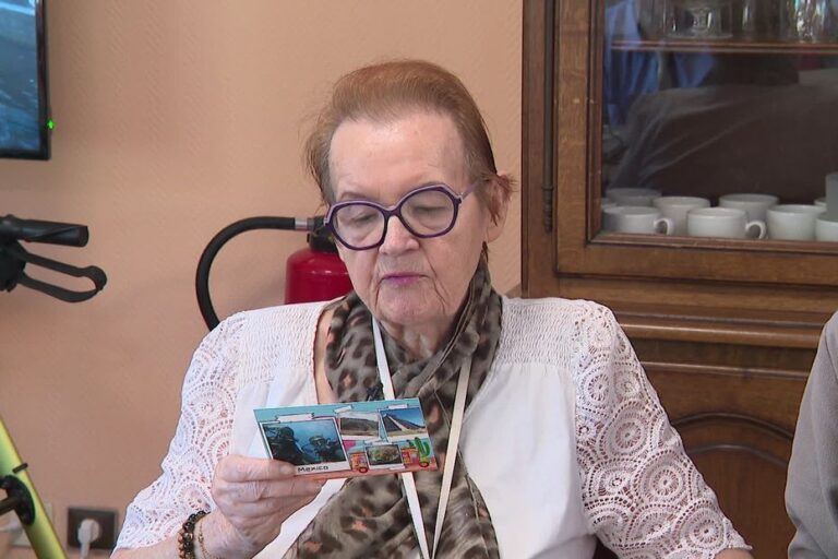 Des personnes âgées reçoivent des cartes postales du monde entier pour égayer leur quotidien.