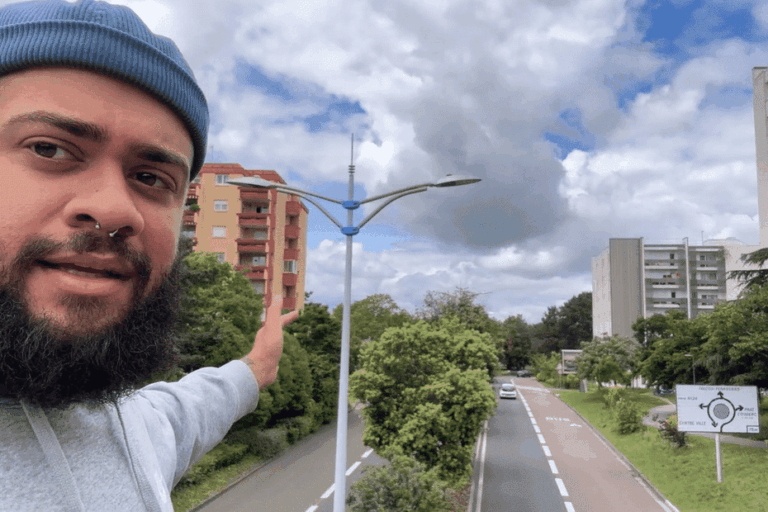 Un Américain devient la star TikTok des petites villes d’Occitanie avec des mots simples.