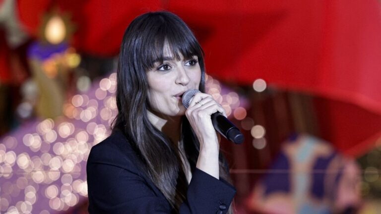 Clara Luciani évoque le poids du quotidien des artistes en France dans une interview.