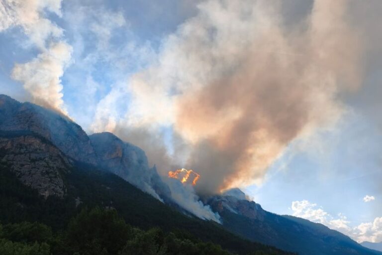 Feu de forêt dans les Hautes-Alpes : le risque d’éboulements identifié en raison de la fragilisation de la montagne.