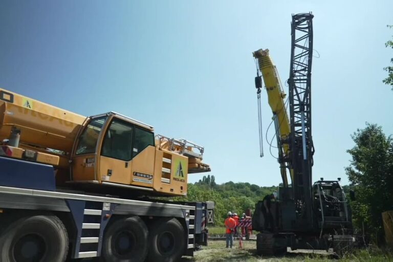 Opération de relevage réussie pour une grue de 35 tonnes dans le canal de la Sarre