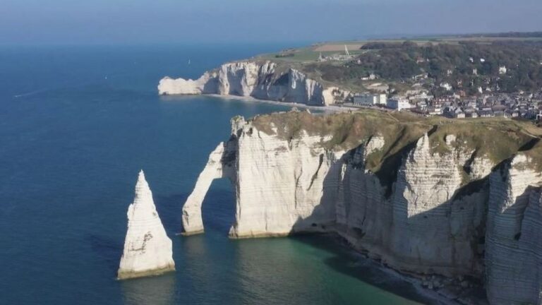 Opération de prévention des éboulements aux falaises d’Étretat par les autorités locales