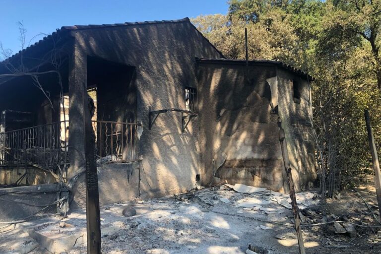 Incendie en Var : une sinistrée témoigne de la reconstruction et de l’importance du soutien.