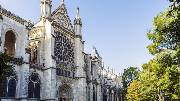 Stéphane Bern chargé de la reconstruction de la basilique de Saint-Denis en France