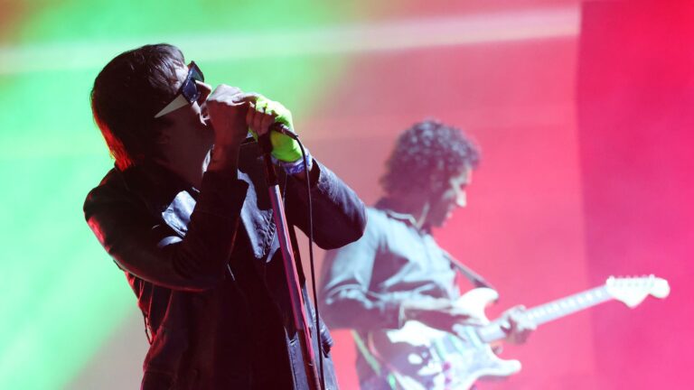 Les Strokes dévoilent « Reality Awaits », une analyse musicale postmoderne et apocalyptique.