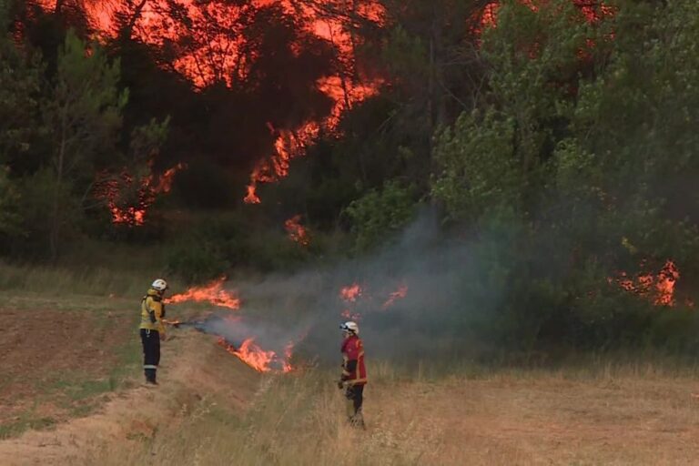Incendie dans le Var : 300 personnes évacuées, les pompiers interviennent à plusieurs reprises.
