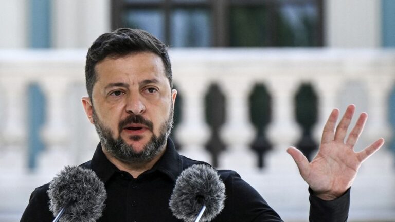 Mobilisation militaire en préparation : Kiev alerte sur les intentions de Moscou, selon Zelensky.