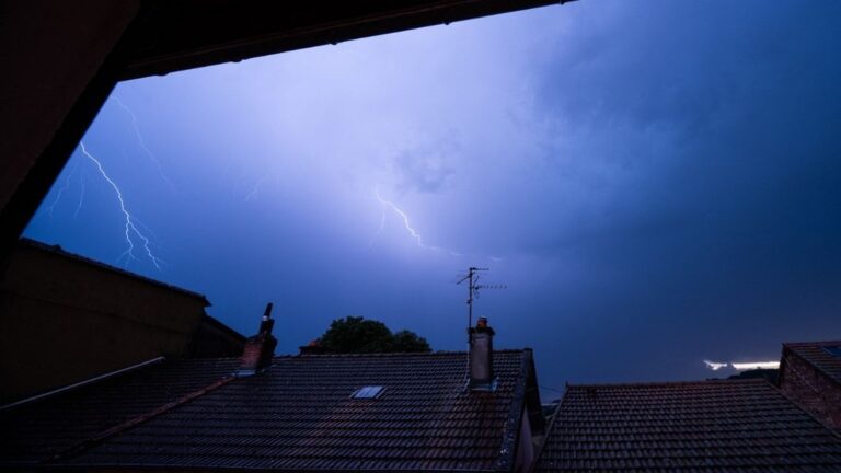 Vigilance orange « orages » pour les Bouches-du-Rhône et le Var, alerte des autorités.