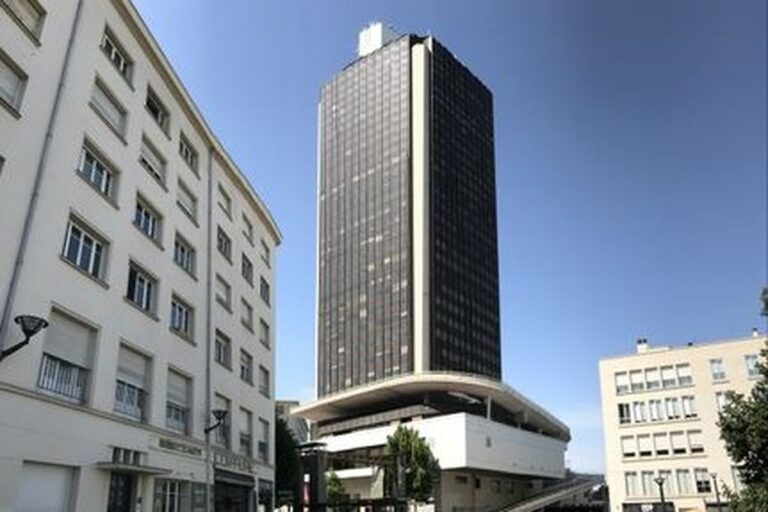 Incendie au dernier étage de la tour Bretagne à Nantes : un ouvrier blessé, huit évacués.