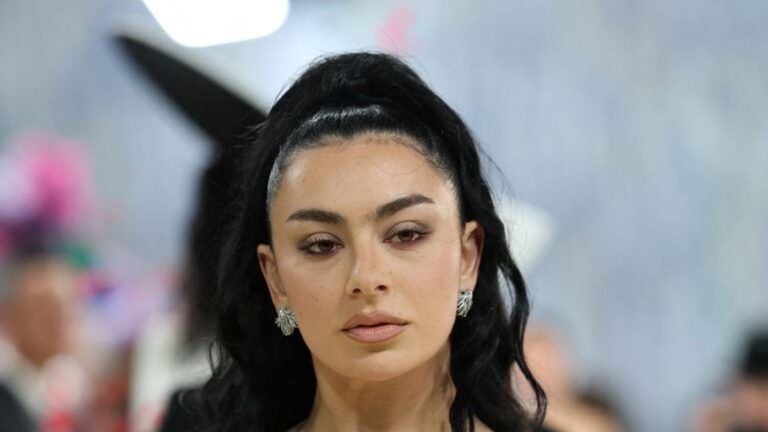 Charli XCX change de style musical avec son nouvel album, loin de l’hyperpop.
