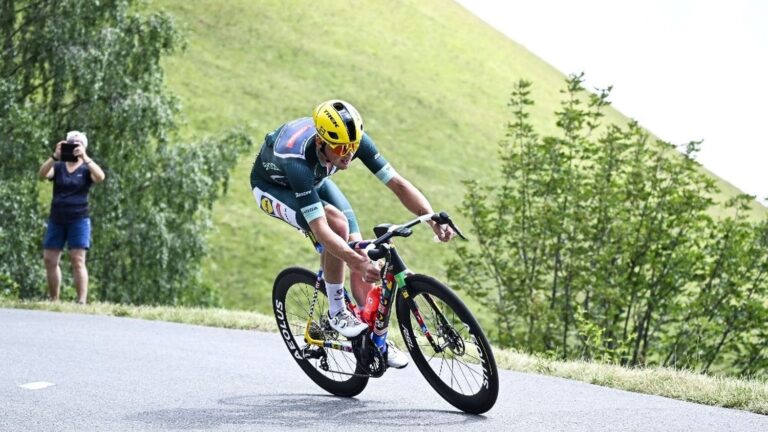 Mads Pedersen maintient le maillot vert, Richard Carapaz en lice pour le maillot à pois.