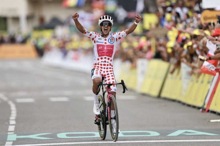 Richard Carapaz remporte l’étape-reine à l’Alpe d’Huez, Pogacar maintient son maillot jaune