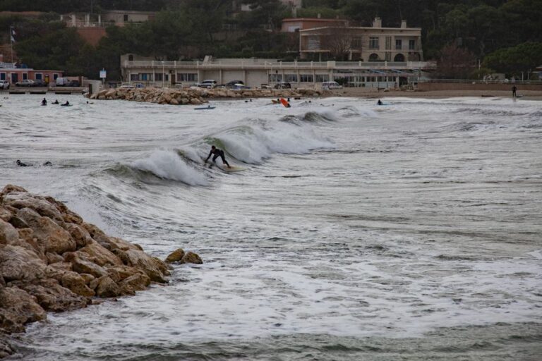 Vigilance orange orages : Carry-le-Rouet interdit la baignade sur l’une de ses plages suite à une pollution.