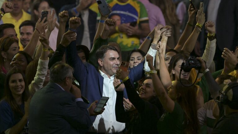 Flavio Bolsonaro désigne un candidat à la présidentielle pour le principal parti de droite au Brésil.