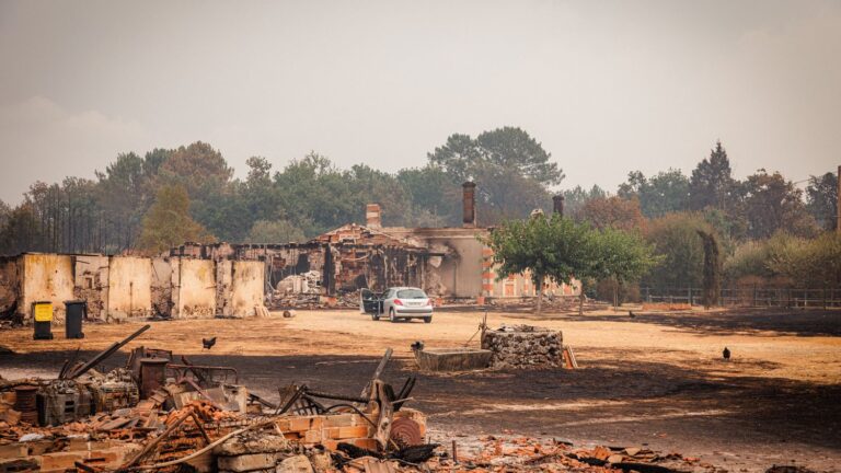 Incendie en Gironde : 8 000 évacuations ordonnées près de Bordeaux par la préfecture.