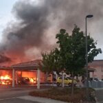 Feu de scooter à [ville] : propagation aux voitures et habitations, une maison détruite.