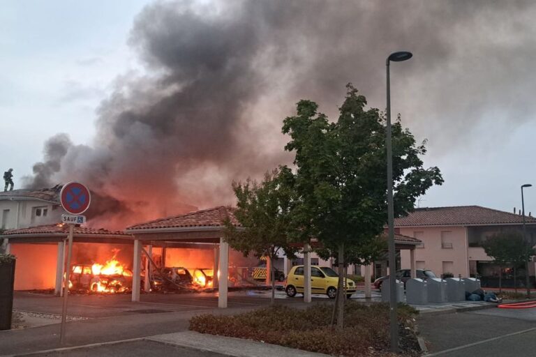 Feu de scooter à [ville] : propagation aux voitures et habitations, une maison détruite.