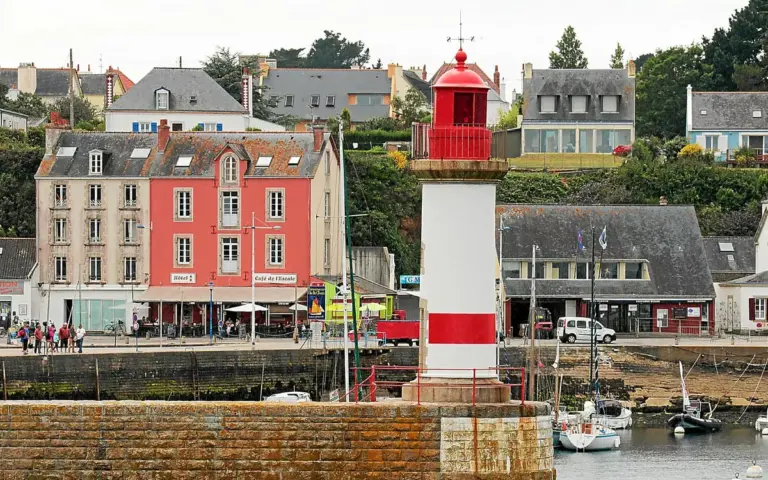 Mort d’un plongeur percuté par un bateau près de Groix, enquête en cours sur l’accident.
