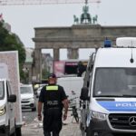 Véhicule percute la foule à la Marche des fiertés de Berlin, un mort et 29 blessés.