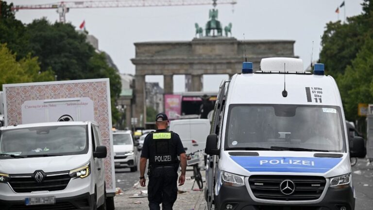 Véhicule percute la foule à la Marche des fiertés de Berlin, un mort et 29 blessés.
