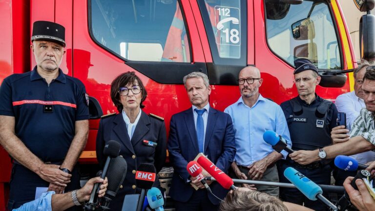 La préfète de Gironde appelle les touristes à éviter la région face à l’avancée du feu.