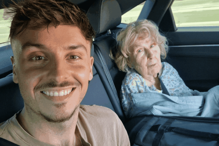 Jules et sa grand-mère Thérèse explorent les routes de France en stop.