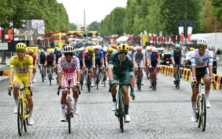 Tour de France : arrivée finale sur les Champs-Élysées après 21 étapes de compétition.
