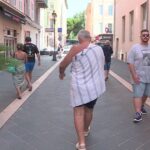 Amende de 35€ pour se promener torse nu ou en maillot dans certaines villes françaises.