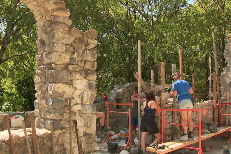Des milliers de jeunes reconstruisent un hameau abandonné depuis plus de 50 ans.