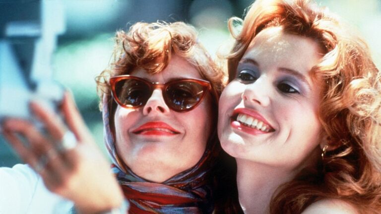 Les films cultes attirent un nouveau public jeune au Christine Cinéma Club à Paris.