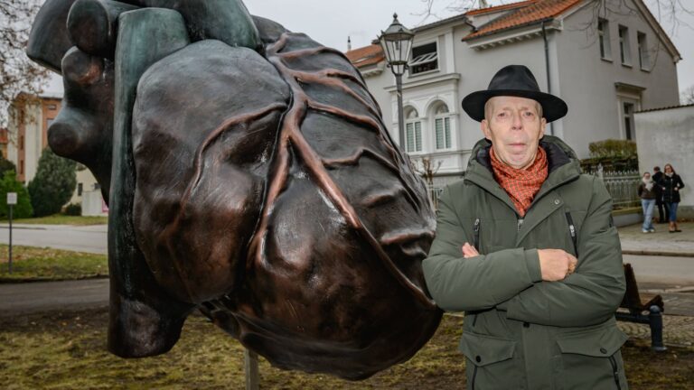 Gunther von Hagens, l’anatomiste connu pour ses cadavres plastinés, est décédé à 81 ans.
