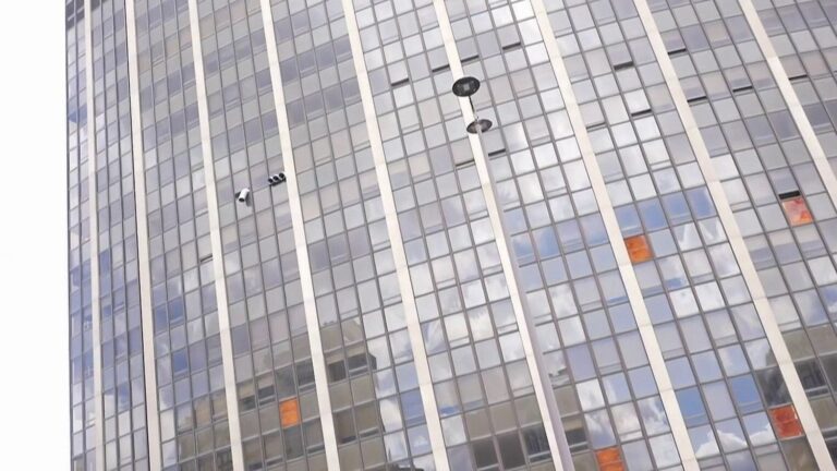 Des baies vitrées tombent de la tour Montparnasse, relançant le débat sur sa rénovation.