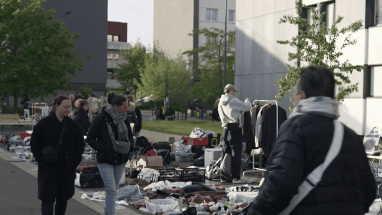Les vide-greniers et brocantes attirent de plus en plus de Français en quête d’affaires.