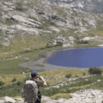 Le GR20 en Corse attire toujours les randonneurs avec ses paysages variés et ses défis.
