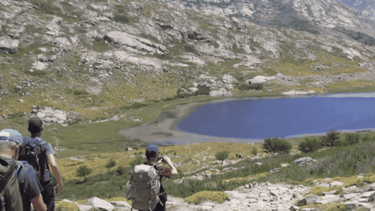 Le GR20 en Corse attire toujours les randonneurs avec ses paysages variés et ses défis.