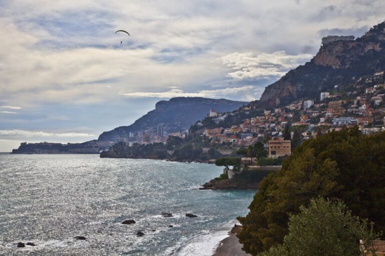 Monaco envisage une union civile pour couples de même sexe, le mariage réservé aux hétérosexuels.