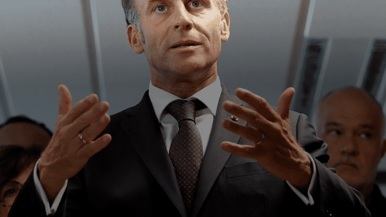 Emmanuel Macron annonce des semaines difficiles à venir pour la France.