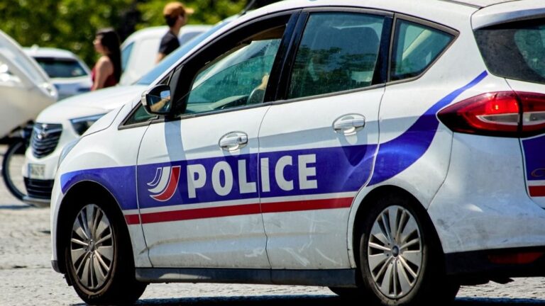 Enquête pour tentative d’extorsion après l’incendie de la voiture de l’influenceuse Carla Moreau.