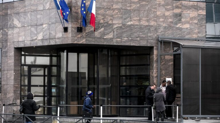 Les demandes d’asile en France chutent de 5,5% en 2025, selon l’Ofpra.