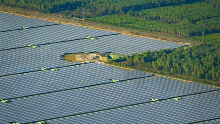 Méga-décret de simplification : projets photovoltaïques et logements sociaux facilités en France.