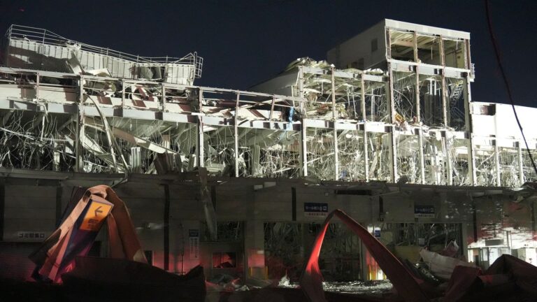 Séisme de magnitude 7,1 au Japon : bâtiments endommagés et ponts détruits dans le sud.