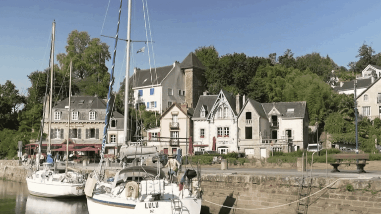 Pont-Aven, cité des peintres, devient un cadre de tournage pour des productions cinématographiques.