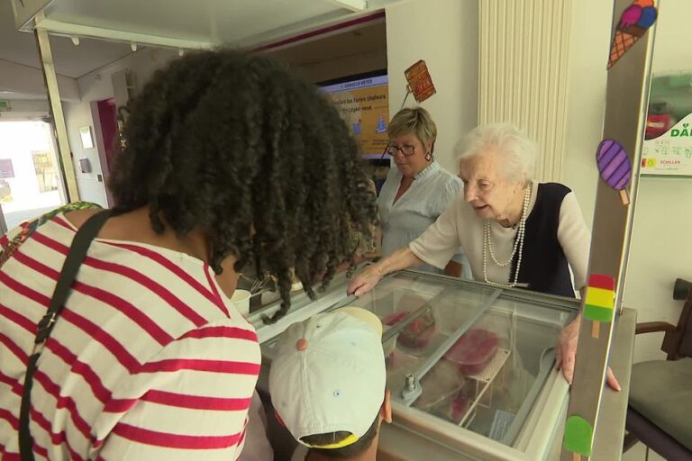 Des résidentes de maison de retraite en France vendent des glaces pour lutter contre la chaleur estivale.