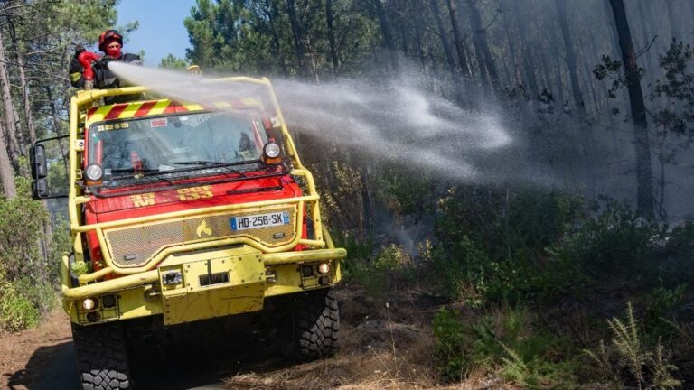 Incendie en Gironde stabilisé malgré 14 reprises de feu signalées mardi, selon la préfète.