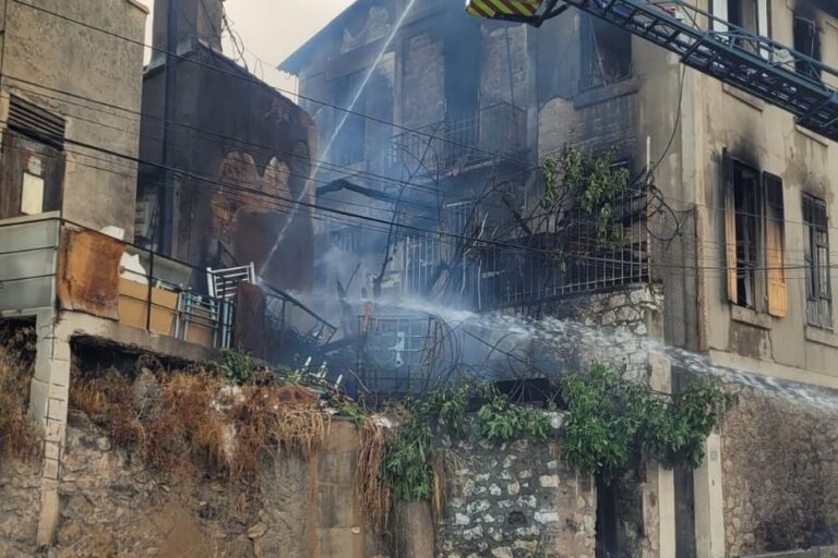 Un homme de 30 ans gravement blessé dans un incendie d’immeuble, sauvé par des policiers.