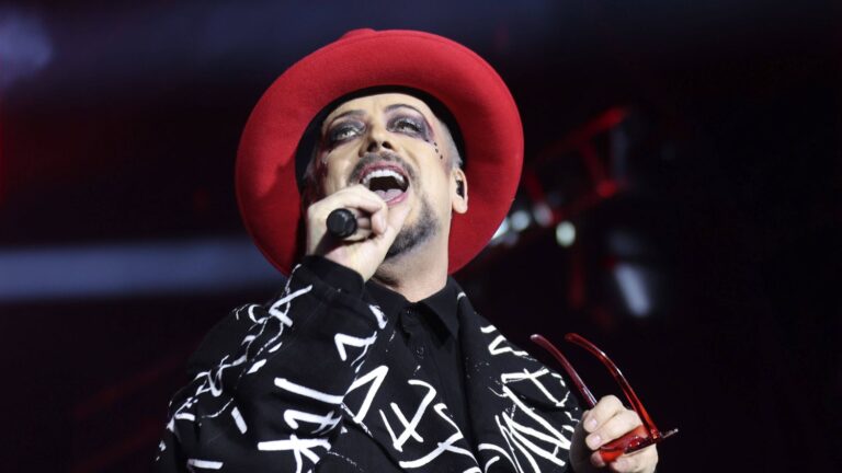 Boy George accusé de soutenir les frappes israéliennes à Gaza dans une nouvelle chanson.