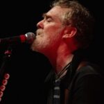 Glen Hansard, chanteur et acteur irlandais, décède dans un accident de moto à 56 ans.