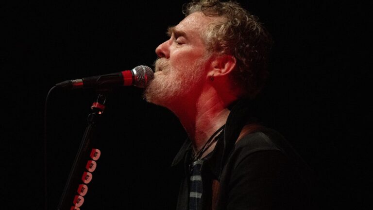 Glen Hansard, chanteur et acteur irlandais, décède dans un accident de moto à 56 ans.