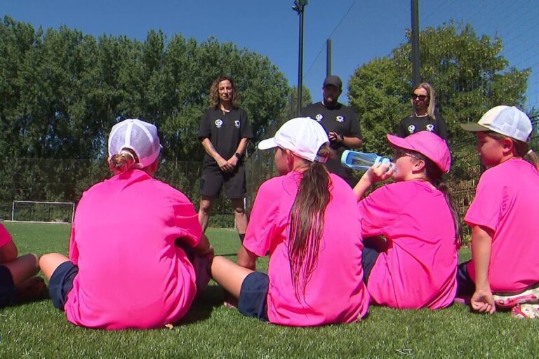 Stage de football féminin encadré par une ancienne coach du RC Lens pour 26 stagiaires.