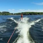 Kneeboard et ski nautique : activités de glisse accessibles pour tous en France